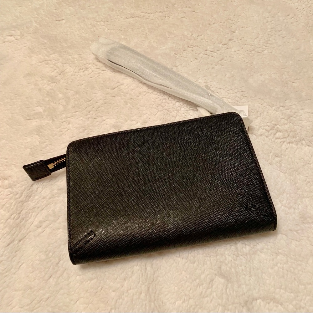 ✅SOLD ✅Tory Burch Robinson Saffiano Wristlet - Picture 3 of 8